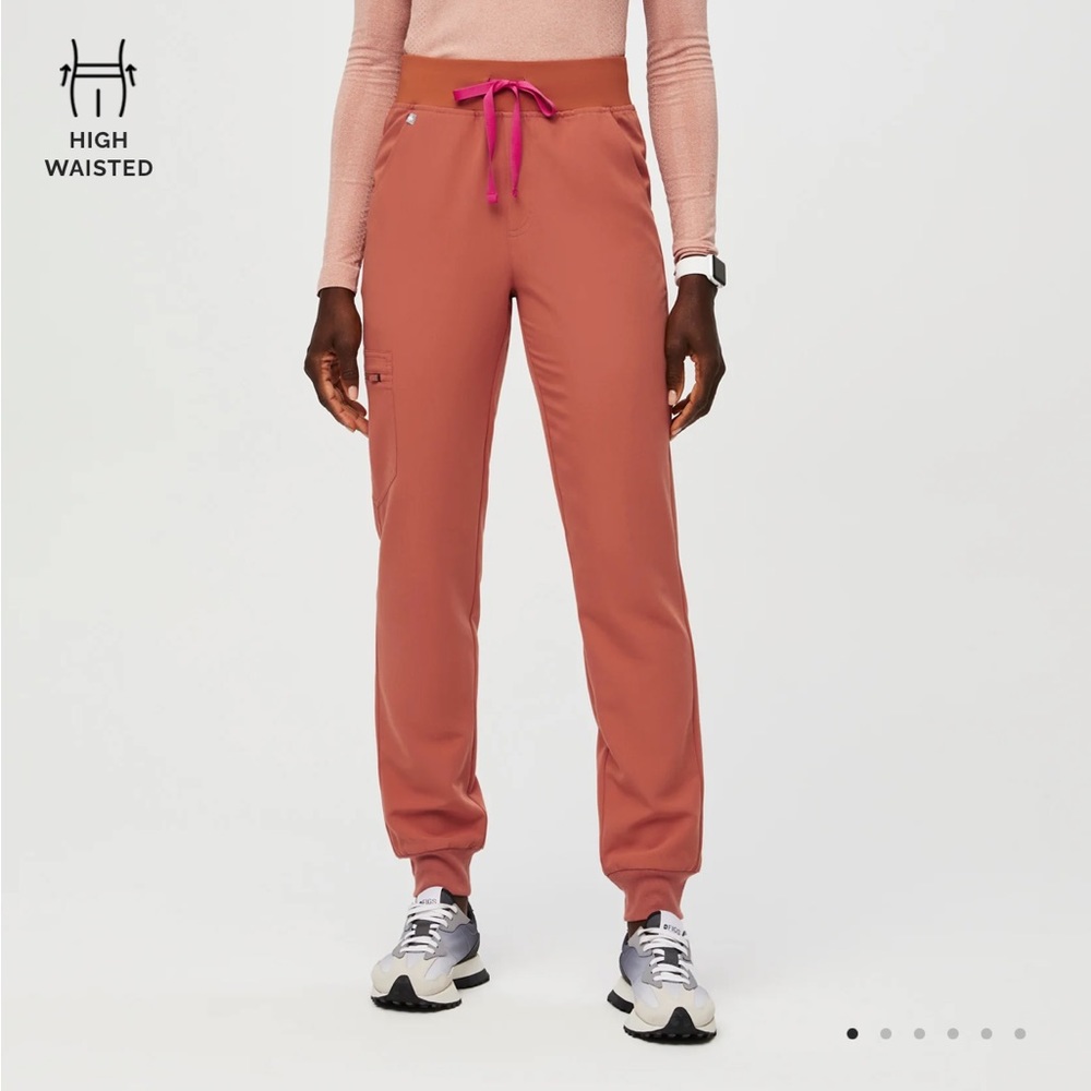 Figs Medium top and bottom scrubs in terracotta